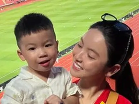 Chu Thanh Huyền hò hét khi Quang Hải nâng tỷ số 2-0