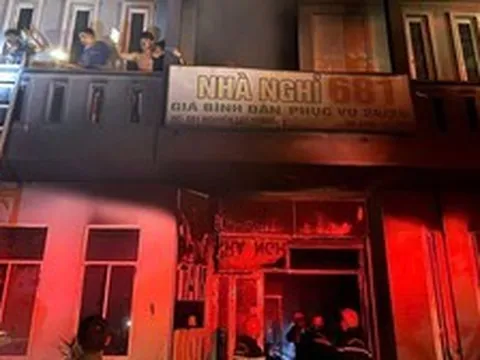 Giải cứu 28 người mắc kẹt trong nhà nghỉ bốc cháy ở Đà Nẵng