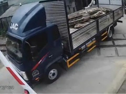Xe tải vượt đường ray tông hỏng cần chắn, tài xế bị phạt 41,5 triệu đồng