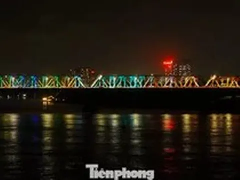 Cầu Chương Dương khoác 'áo mới' rực rỡ về đêm
