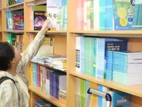 Vì sao thiếu sách giáo khoa?