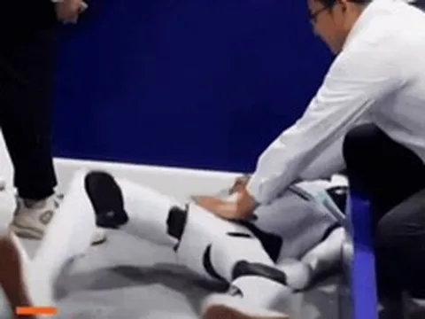 Robot mất kiểm soát, quẫy đạp dữ dội tại Hội nghị Robot Thế giới ở Trung Quốc