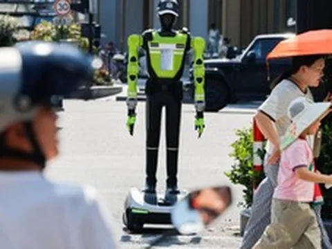 Trung Quốc đưa robot cảnh sát xuống đường: không trang bị súng, không có quyền bắt giữ, chỉ điều tiết giao thông