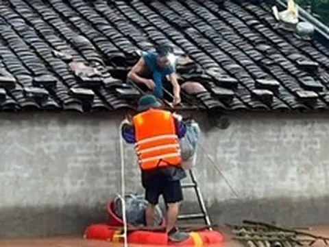 Nước lũ lên cuồn cuộn, người dân Lạng Sơn leo mái nhà nhận đồ tiếp tế
