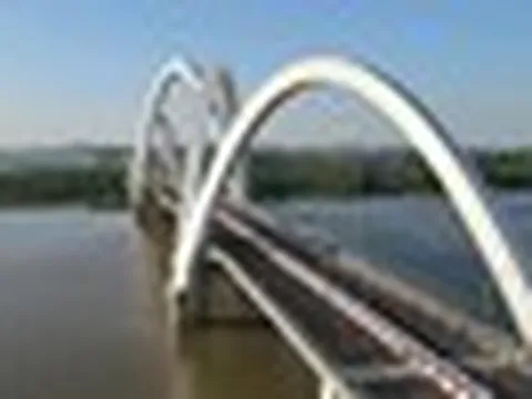 Việt Nam có cầu vòm thép 1.900 tỷ đồng cao nhất trong lịch sử, huy động đến siêu cần cẩu 800 tấn để xây dựng trong 5 năm