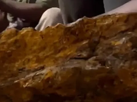 Dùng máy xúc đào đất, phát hiện vàng ngay tại tuyến cao tốc đông đúc