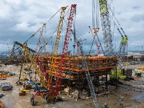 Trung Quốc gây chấn động ngành xây dựng: Cẩu ‘ngon ơ’ 2.175 tấn sắt thép lắp thành khối cao ngang tòa 30 tầng, mệnh danh lớn nhất châu Á