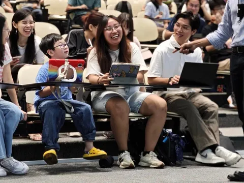 Cậu bé 7 tuổi học đại học tốp đầu ở Singapore