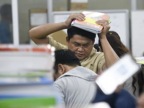 Sát năm học mới, phụ huynh TP.HCM vẫn phải xếp hàng chờ mua SGK