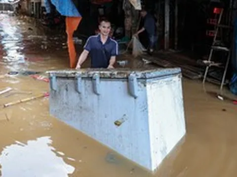 Lội nước ngang người, tiểu thương ở Lạng Sơn xót xa vớt vát tài sản