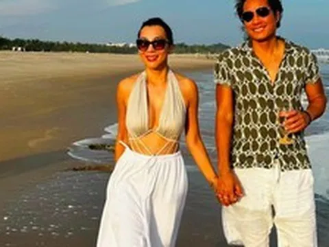 Nữ nghệ sĩ U65 yêu lại chồng cũ cùng về Việt Nam, tung loạt ảnh tình tứ ở Vũng Tàu