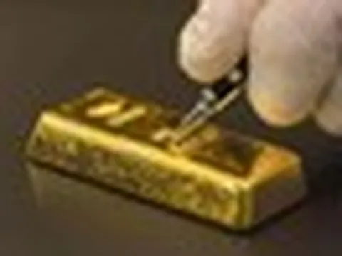 Giá vàng tăng vọt lên đỉnh 3 tháng, trên đà xác lập kỷ lục chưa từng có kể từ năm 1999