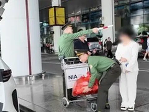 Cô gái Việt trở về sau 15 năm lưu lạc ở nước ngoài, Công an cửa khẩu cảng HKQT Nội Bài có hành động bất ngờ