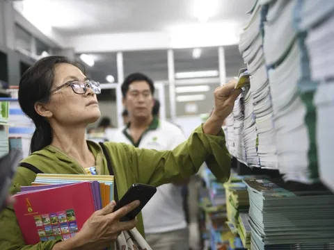 Phụ huynh TP.HCM xếp hàng dài mua SGK cho con, Sở GD&ĐT nói gì?