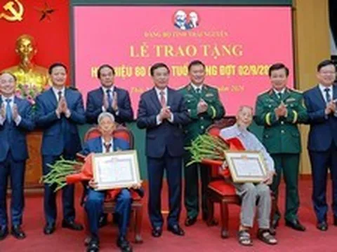 Đại tướng Phan Văn Giang trao Huy hiệu 80 năm tuổi Đảng tại Thái Nguyên