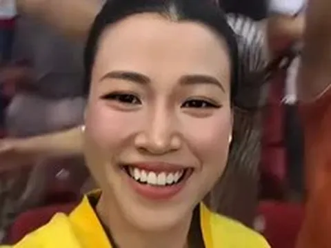 Á hậu Hoàng Oanh hò reo trên sân Mỹ Đình, mặc áo đôi với Patrik Lê Giang
