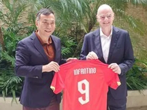VFF tặng Chủ tịch FIFA áo đấu tuyển Việt Nam in số Đình Bắc