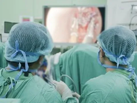 Từ biểu hiện lạ, người đàn ông phát hiện 2 khối u ác tính