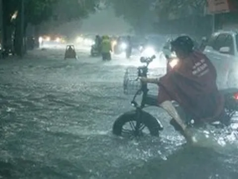 Hà Nội trời tối sầm, mưa lớn giờ tan tầm
