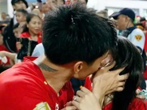 Dàn cầu thủ tuyển Việt Nam hôn vợ, khoe cúp gây bão mạng