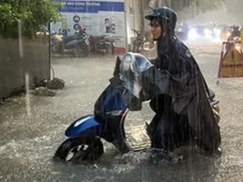 Nguyên nhân Hà Nội mưa như trút chiều tối nay?