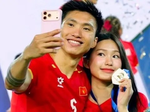MC Hoàng Oanh, Doãn Hải My và vợ cầu thủ mừng chiến thắng của tuyển Việt Nam