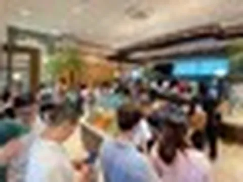 Tọa lạc vị trí đắc địa bậc nhất Hà Nội, Phúc Long Hoàn Kiếm đông kín khách ngày đầu khai trương