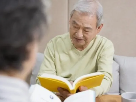 Sau khi thuê giúp việc và sống trong viện dưỡng lão tôi mới thấm: Về già tốt nhất vẫn nên dựa vào con cái!