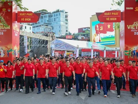 Hàng nghìn người sôi nổi tham gia “Cùng Việt Nam tiến bước”