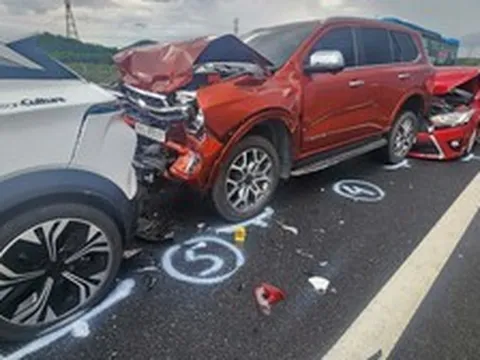 2 vụ tai nạn liên hoàn, 11 ô tô hư hỏng do lỗi duy trì khoảng cách trên cao tốc