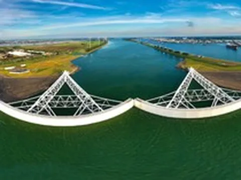Phát hiện hai cánh cửa khổng lồ dài 210m được đặt sát nhau dưới biển, công trình lá chắn độc nhất lộ diện