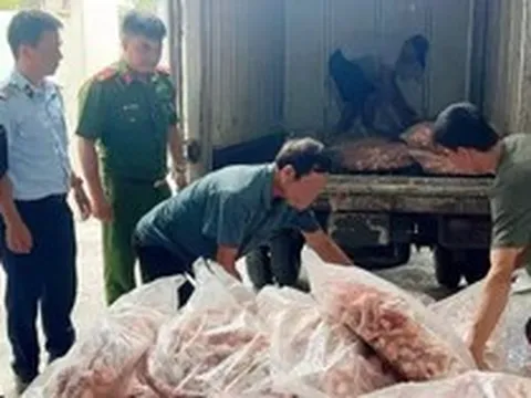 Tiêu huỷ hơn 1,3 tấn chân, lòng mề gà không rõ nguồn gốc