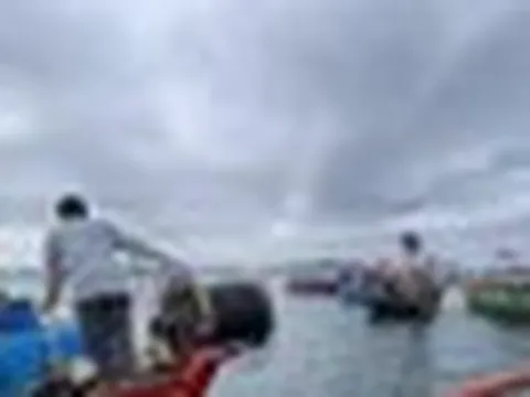 Giông gió đánh chìm hai tàu cá gần cảng Cửa Lò