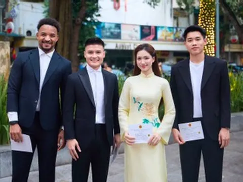 Ca sĩ Hòa Minzy gây sốt khi đăng ảnh chụp với Quang Hải, Đình Bắc và Xuân Son