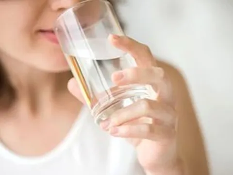 Chỉ uống nước suốt 15 ngày, người phụ nữ 31 tuổi có dáng đi "lạ"
