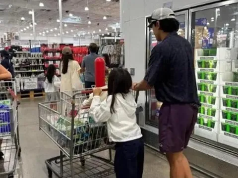Mẹ dắt con gái 2 tuổi đi siêu thị, nhìn bé ai cũng tức giận: “Có phải mẹ đẻ không?”