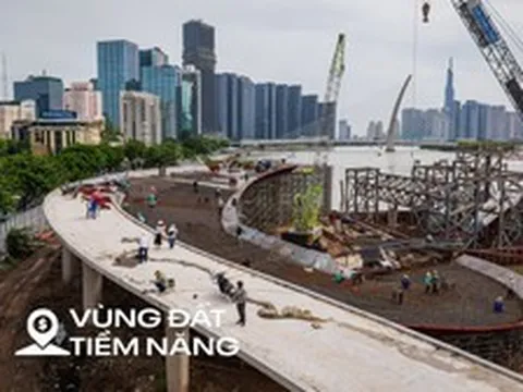 Cận cảnh cầu đi bộ “lá dừa nước” gần 1.000 tỷ qua sông Sài Gòn: Hai đầu cầu đã thành hình, sẽ sử dụng siêu sà lan mà cả nước chỉ có 2 chiếc