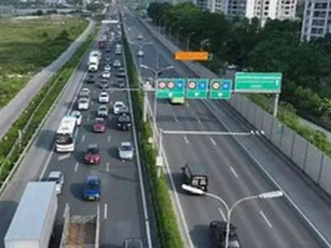 Cục CSGT: Nhiều xe xi-nhan, nháy đèn... xin vượt nhưng xe trước vẫn không nhường