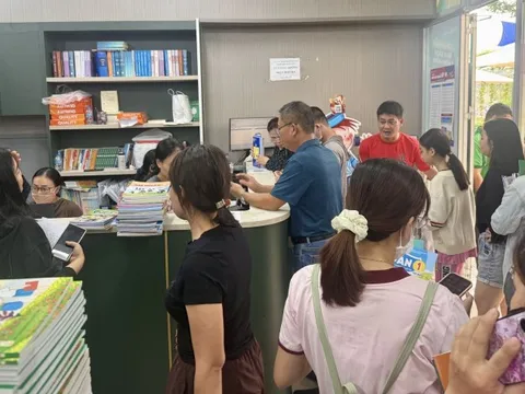 Phụ huynh TP.HCM xếp hàng mua sách giáo khoa xuyên lễ