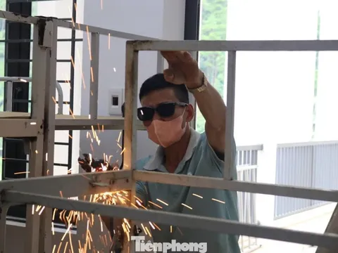 Thầy cô giáo vùng cao hoá thợ điện, thợ hàn trước năm học mới