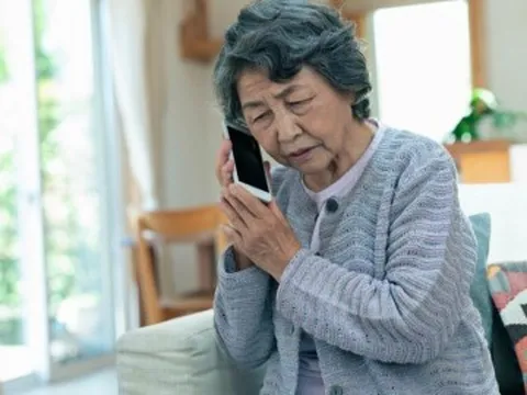 Sau khi sống cùng con dâu tôi mới thấy ân hận vì đã bán nhà, đưa hết tiền cho con trai và giúp chăm sóc cháu
