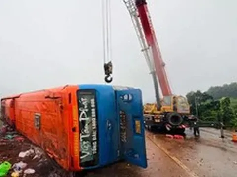 Người nhà tới nhận dạng 4 nạn nhân vụ lật xe khách ở Gia Lai
