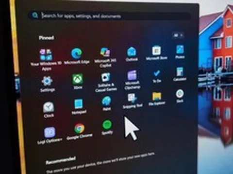 Windows 11 gặp lỗi khiến người dùng bối rối: Con trỏ bỗng phóng to, Defender liên tục tắt, Microsoft đang điều tra