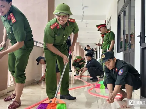 Chủ nhật không nghỉ, chiến sĩ Công an Huế dọn trường đón học sinh vùng biên
