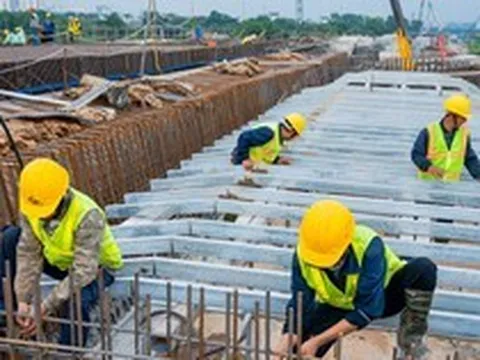 Công nhân thi công xuyên lễ dựng những nhịp cầu Trần Hưng Đạo