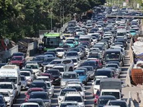 Ô tô dàn hàng 5 trên đường, người dân chật vật trở lại Hà Nội chiều 2/9