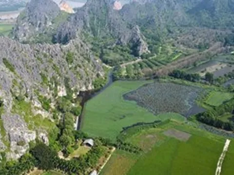 Núi đá trùng điệp, sông nước xanh mướt ở danh thắng Kim Sơn
