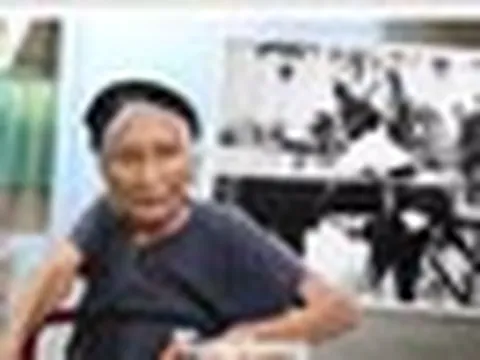 Ngôi làng một đêm dỡ 130 ngôi nhà, mở đường cho xe ra tiền tuyến