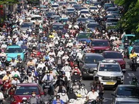 Hà Nội và TP.HCM trở lại làm việc sau 5 ngày nghỉ lễ: Đường phố ken đặc, xe cộ nhích từng mét