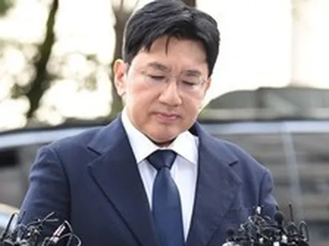Căng: "Cha đẻ BTS" bị truy tố hình sự vì số tiền 5.000 tỷ đồng, Interpol truy nã đỏ 1 cựu giám đốc HYBE đã bỏ trốn